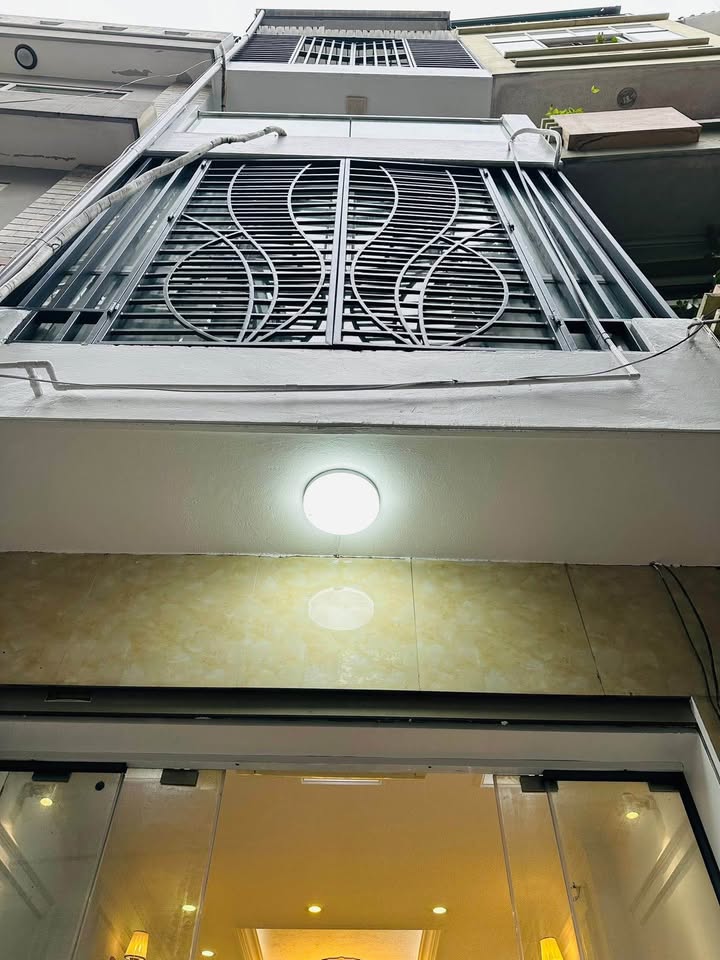 Nhà phố Định Công 45,6m² giá 12,9 tỷ - Full nội thất sang trọng, gần hồ!