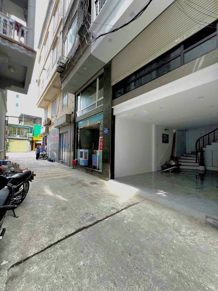 Nhà lô góc Phường Việt Hưng 38m² giá 10 tỷ - Kinh doanh sầm uất ngay mặt đường!