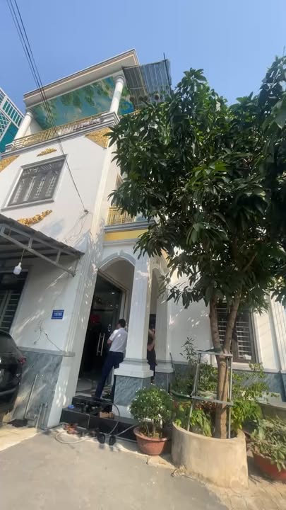 Nhà 3 tầng mặt tiền 8m tại Quận 12 - Diện tích 100m², giá thỏa thuận!