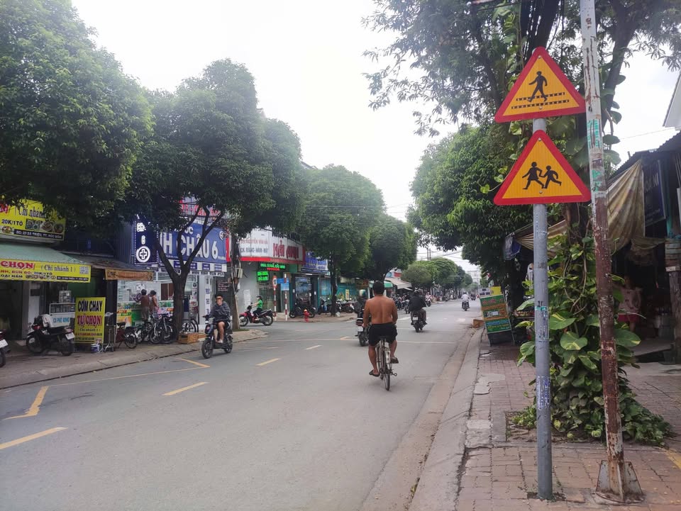 Kho xưởng mặt tiền đường Bà Triệu, Hóc Môn 832m² giá 65 tỷ - Đầu tư sinh lời ngay!