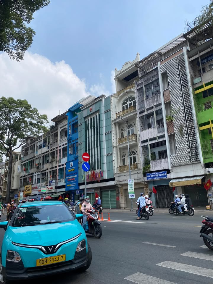 Nhà Ngang 5m trên đường Nguyễn Tri Phương, Quận 10 - Giá 9.9 tỷ - Sẵn sàng vào ở!