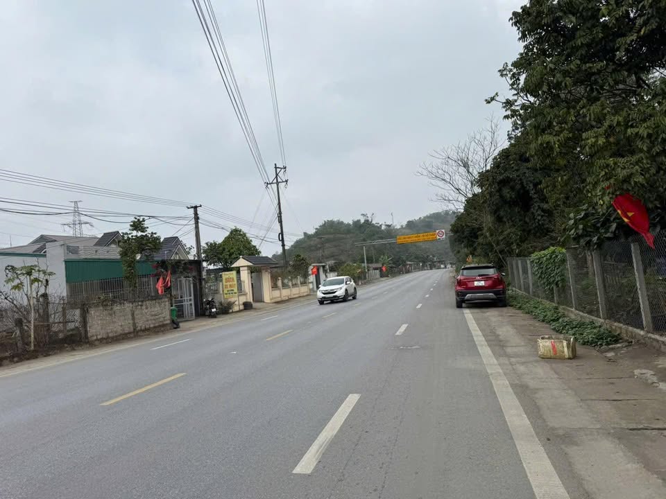 Đất nền 1000m² Quốc lộ 6, Hòa Bình giá 3.3 tỷ - Sẵn nhà cấp 4, mặt tiền rộng 22m!