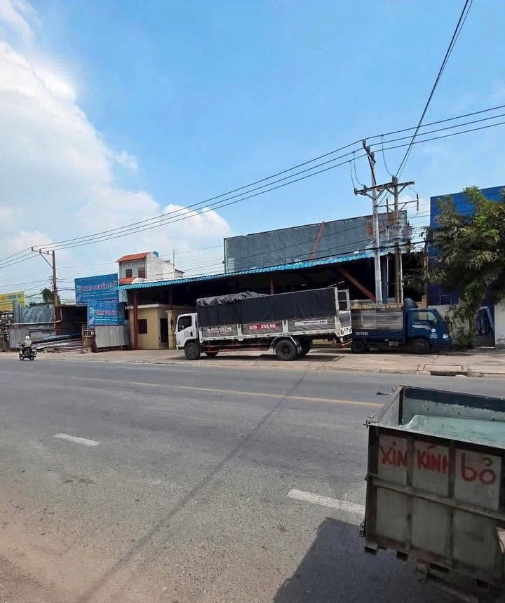 Xưởng bán mặt tiền Đường DT743, Dĩ An 2400m² giá 64.5 tỷ - Vị trí đắc địa không cấm container!