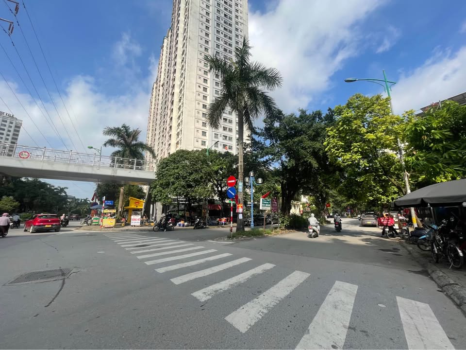 Nhà lô góc mặt phố Xa La 45m² giá 13 tỷ - Kinh doanh sầm uất!