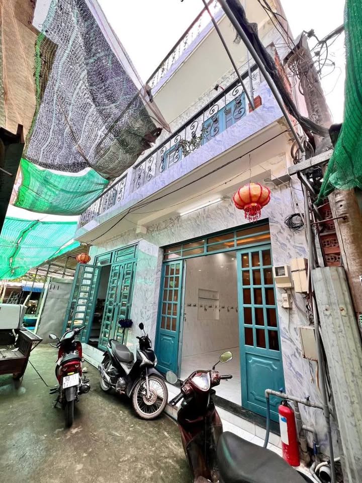 Nhà bán Bình Chánh 52m² giá 1.6 tỷ - Đúc lầu, 3 phòng ngủ, hướng Bắc