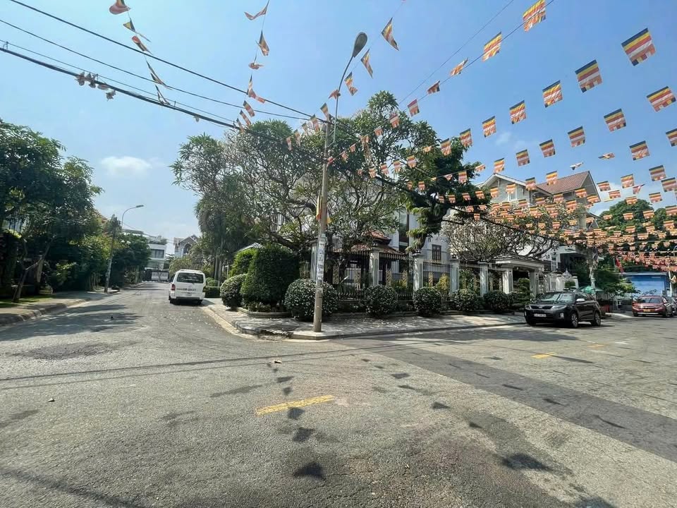 Biệt thự góc 2 mặt tiền đường số 10, Tên Lửa 220m² giá 26.8 tỷ - Đầu tư sinh lời cao!