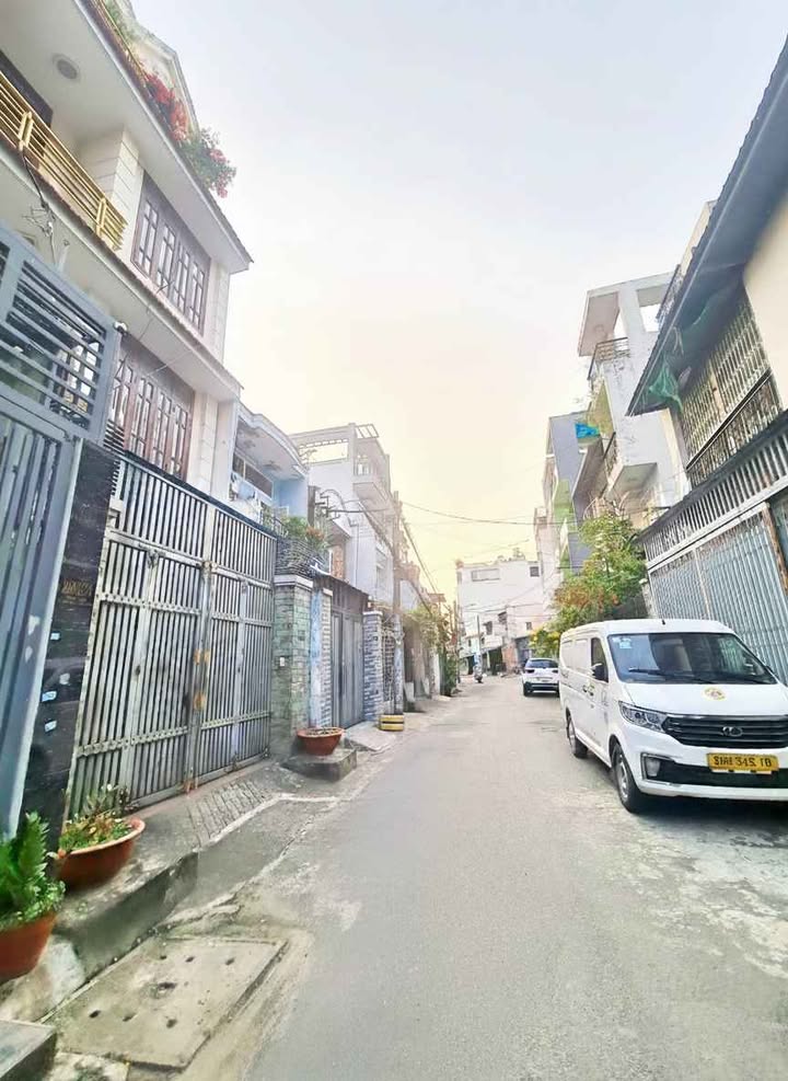 Nhà 2 tầng Hòa Bình, Tân Bình 37m² giá 5 tỷ - Đường xe hơi vào tận nơi!