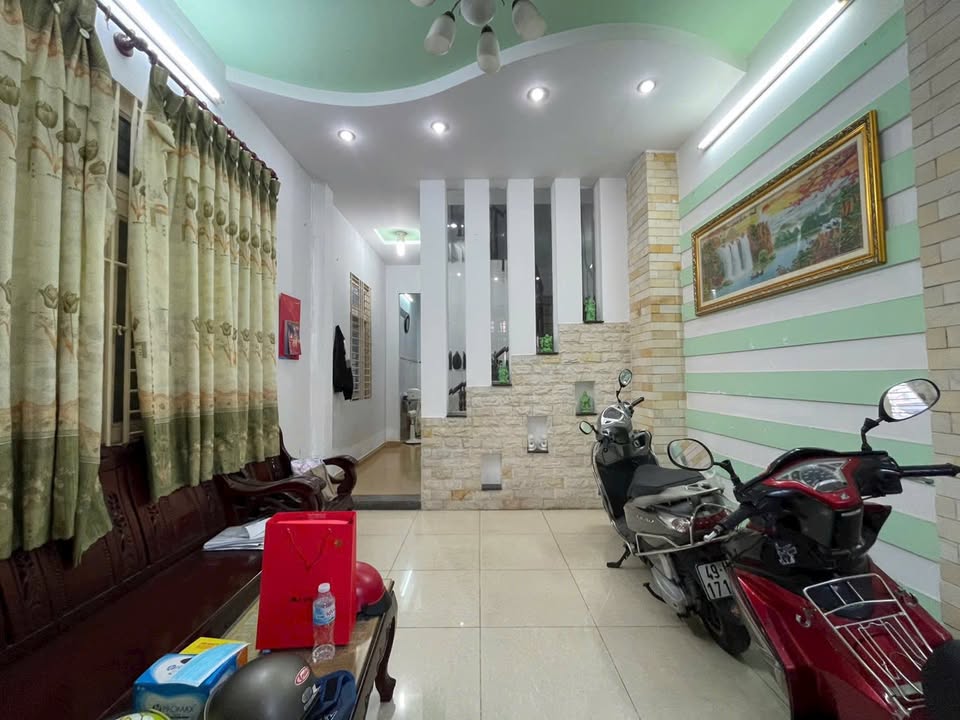 Nhà 3 tầng hẻm đường Lê Văn Việt, Quận 9 - Sổ hồng riêng, giá chỉ 4.5 tỷ!