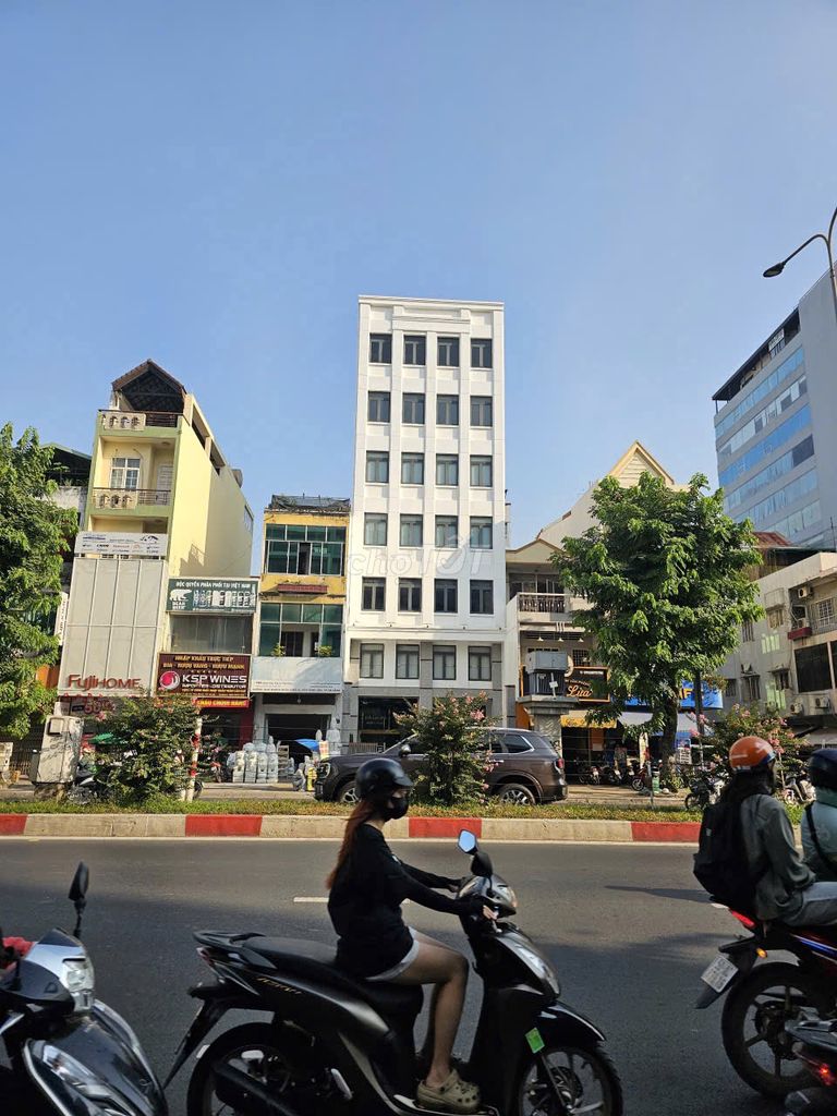 Building Mặt Tiền Đường Cộng Hòa Quận Tân Bình 1200m² giá 180 triệu - Thang máy hiện đại!