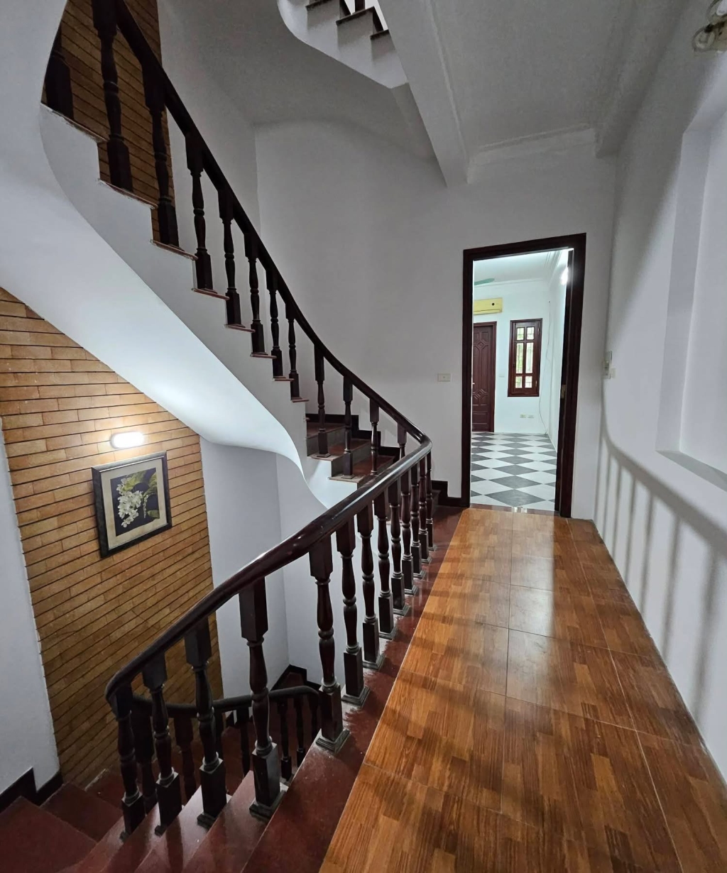 Bán nhà Nguyên Hồng, Đống Đa 55m² giá 14.2 tỷ - Nhà đẹp, vị trí vàng!