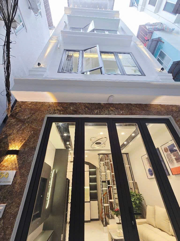 Bán nhà Đống Đa 27m² giá 7.6 tỷ - Ngõ nông, nhà đẹp thoáng sáng, chỉ việc ở!