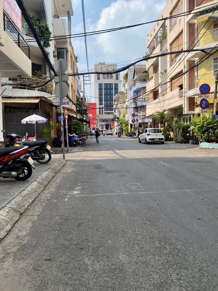 Nhà đẹp 2 tầng hẻm xe hơi Đoàn Thị Điểm, 32m² chỉ 6 tỷ - Sẵn sàng vào ở!