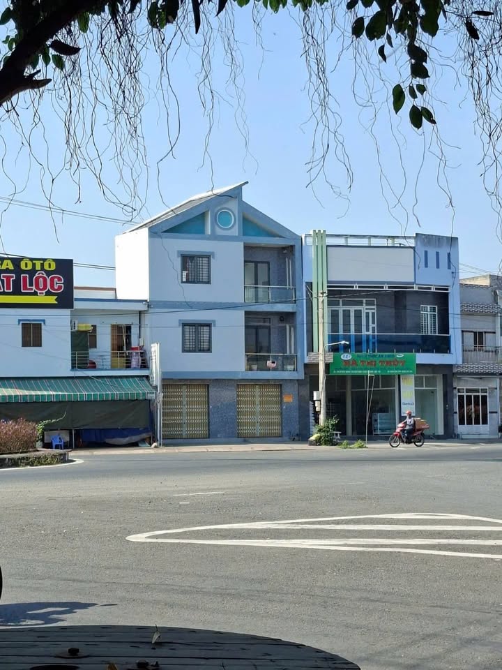 Nhà lầu cho thuê tại Huyện Châu Thành Bến Tre 8m mặt tiền - Giá chỉ 7 triệu/tháng!