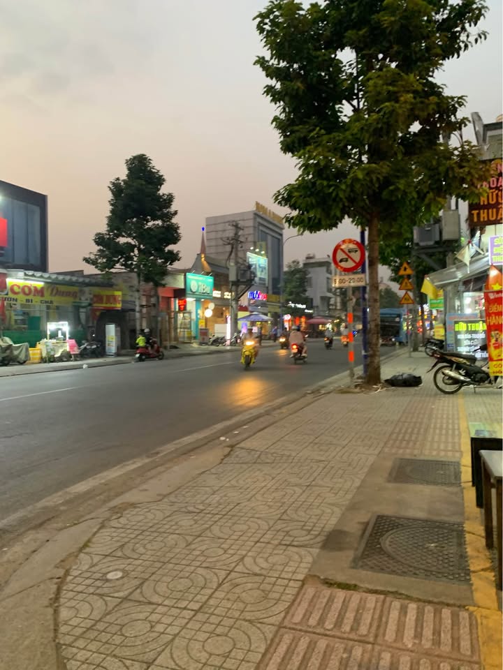 Nhà riêng Hóc Môn 97.7m² giá thương lượng - Sân xe hơi tiện lợi!