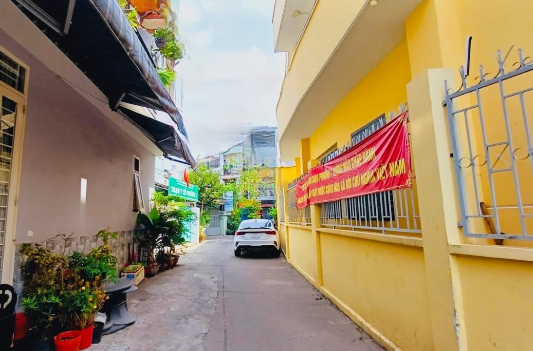 Nhà nguyên căn cho thuê Lê Quang Định, 72m² giá chỉ 8.5 triệu - Hẻm xe hơi an ninh!