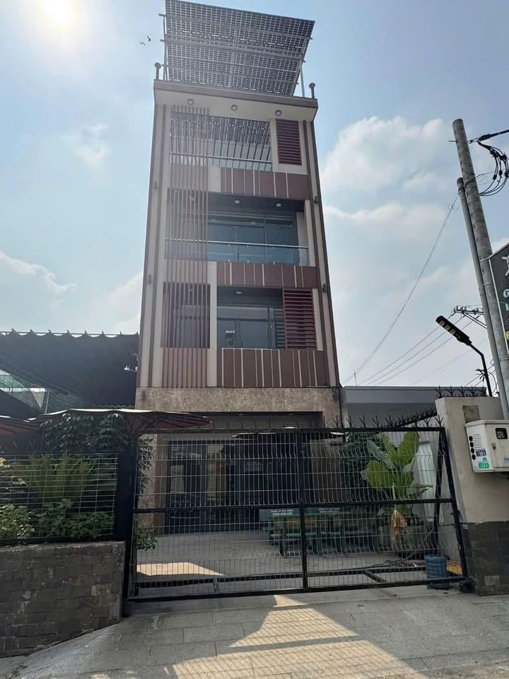 Nhà mặt tiền đường Lê Thị Hà, Hóc Môn 180m² giá 16.5 tỷ - Chỉ cần xách vali vào ở ngay!