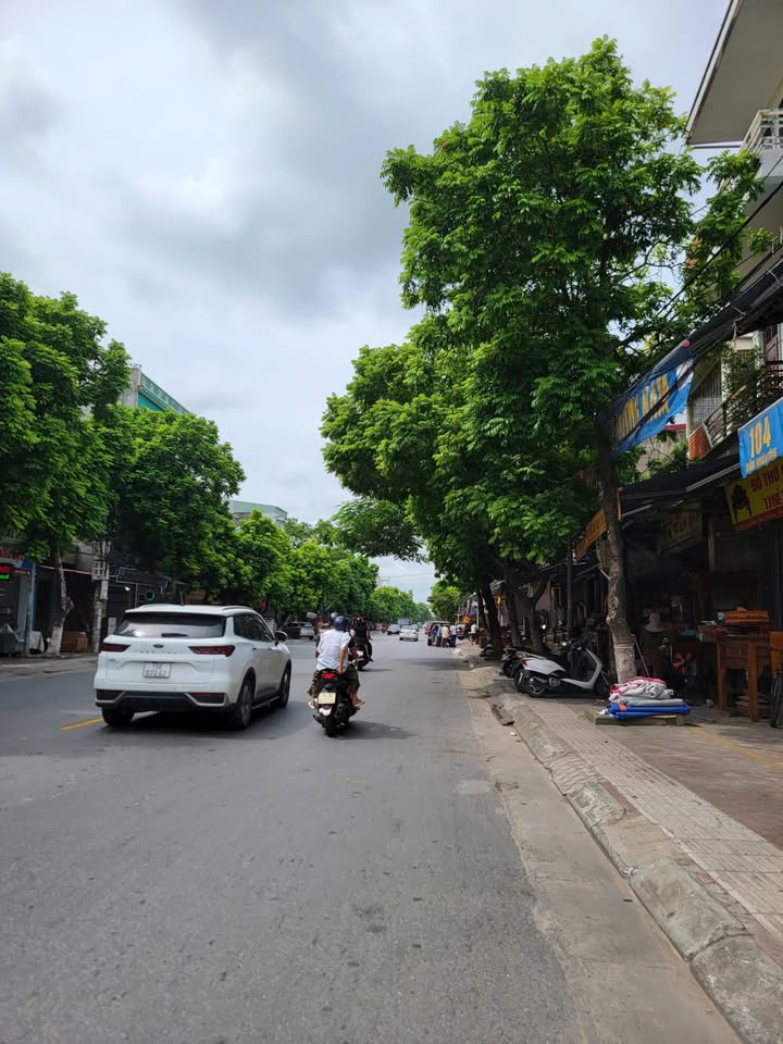 Nhà lô góc 3 tầng Trần Nhân Tông 120m² giá 8.3 tỷ - Kinh doanh thuận lợi!