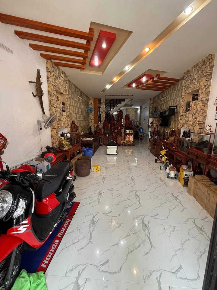 Nhà 1 trệt 1 lầu KDC Metro Cần Thơ 81m² giá 5.5 tỷ - Nội thất gỗ Căm Xe sang trọng!