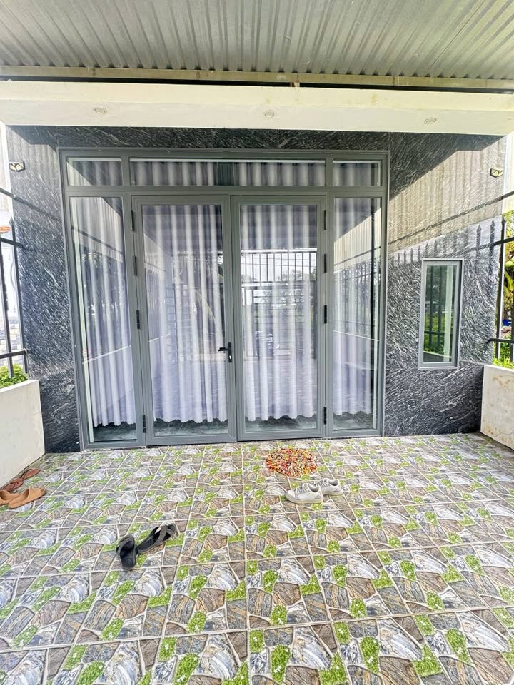 Nhà riêng Lý Văn Lâm 296m² giá 1 tỷ - Thoáng mát với sân vườn rộng rãi!