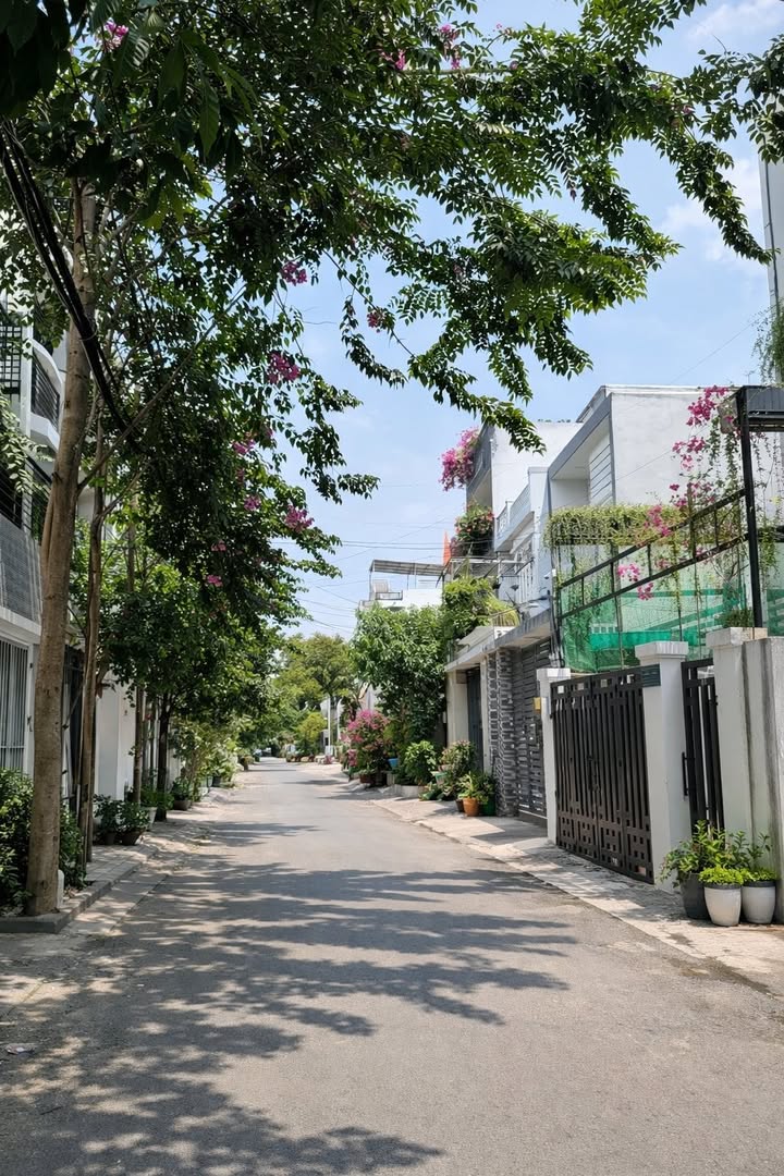 Nhà Hẻm Xe Hơi Hiệp Bình Chánh 105m² giá 5 tỷ - Không gian rộng rãi, tiện ích đầy đủ!