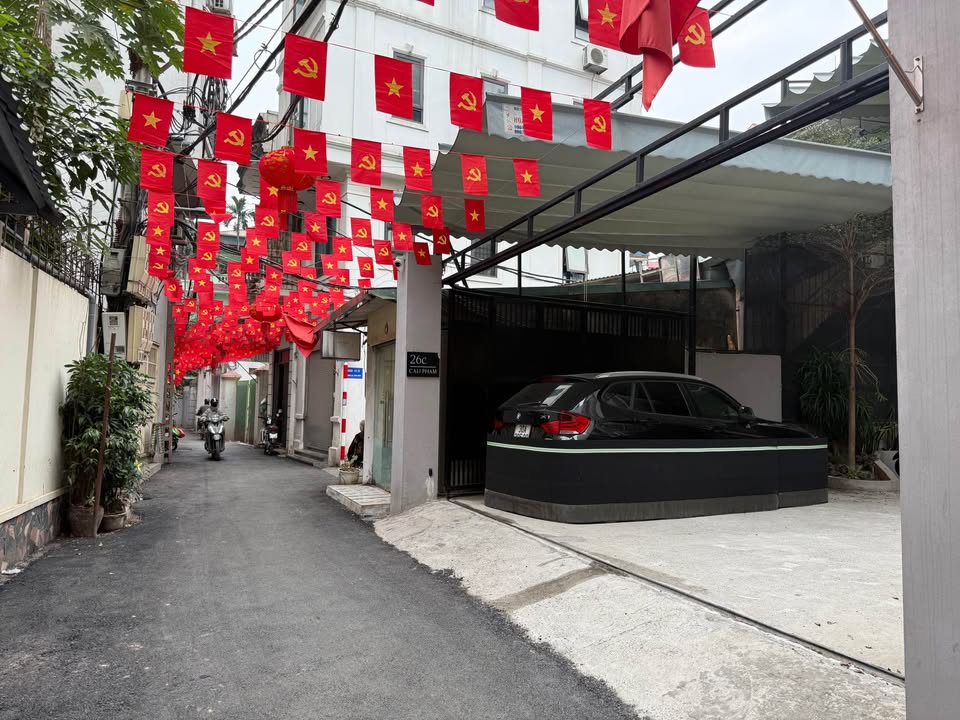 Nhà 4 tầng Lạc Long Quân 105m² giá 30.3 tỷ - Gần Hồ Tây, ô tô vào tận nhà!