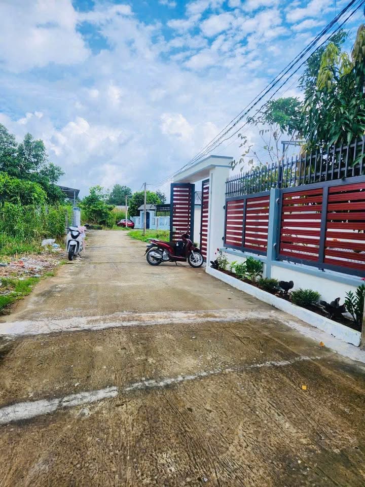 Nhà mới Phú Tân 300m² giá 2.25 tỷ - Tặng nội thất cao cấp!