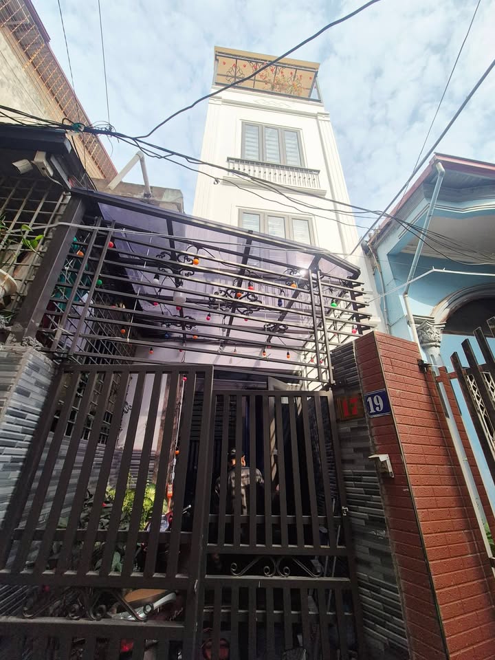 Nhà 4 tầng mới xây tại Phố Trần Nguyên Hãn 40m² giá 3.3 tỷ - Độc lập, thuận tiện di chuyển!