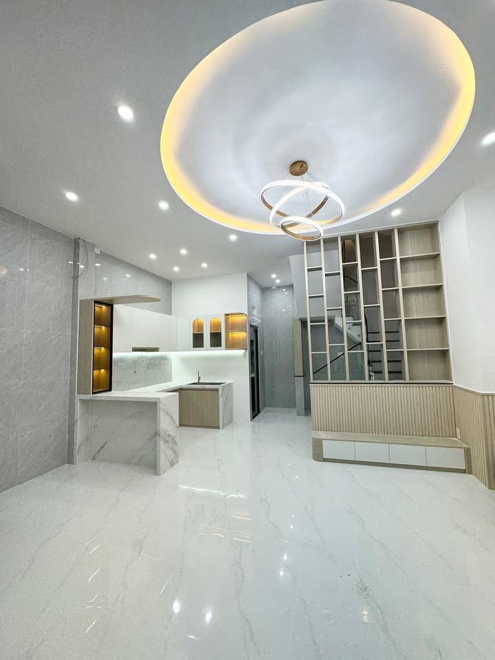 Nhà 3 tầng mới Nguyễn Văn Cừ 44m² giá 3.75 tỷ - Full nội thất, hẻm cạn thoáng mát!