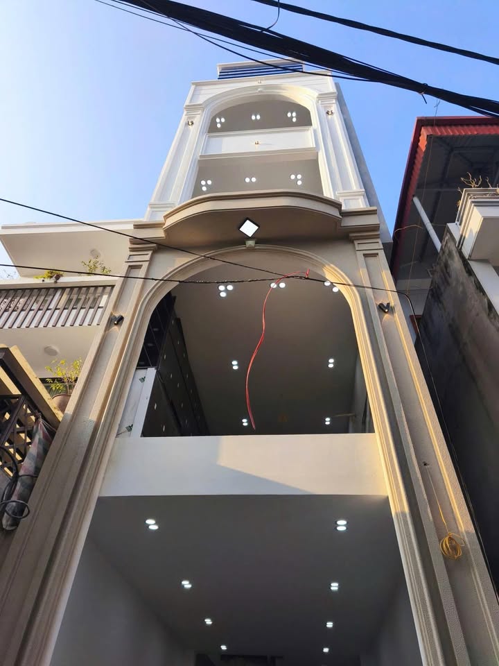 Nhà đẹp 5 tầng Hồ Sen, 57m² giá 7.4 tỷ - Ô tô vào nhà