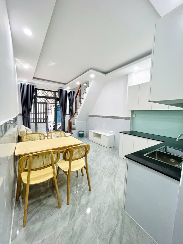 Nhà phố Thủ Đức 33m² giá 4 tỷ - Cách chợ chỉ 200m!