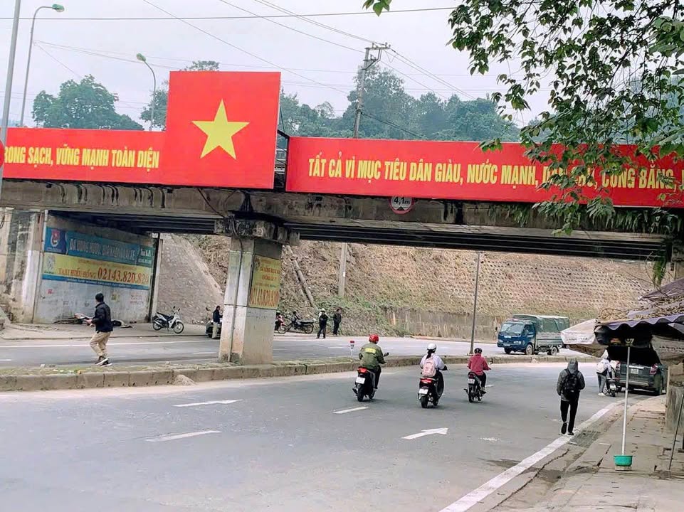 Nhà phố 4 tầng Đường Nguyễn Huệ, Lào Cai 100m² giá 8.5 tỷ - Đang cho thuê 30 triệu/tháng!