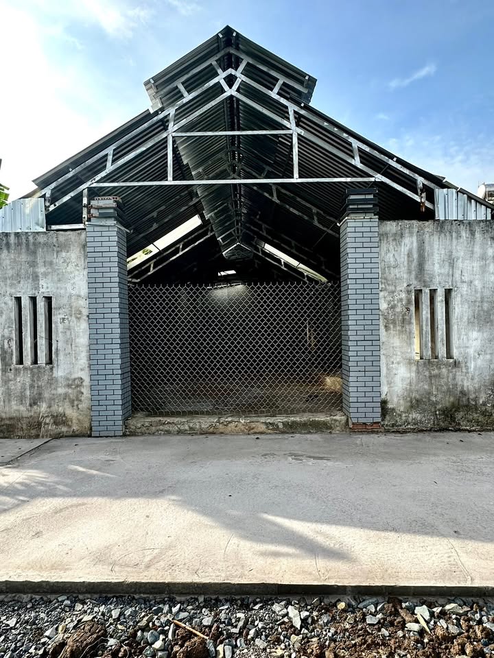 Nhà kho 136m² mặt tiền đường bê tông tại Phường Long Thuận - Giá chỉ 700 triệu!