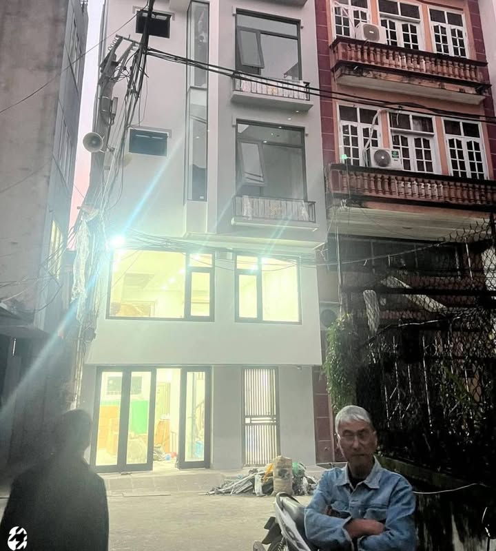 Nhà 5 tầng tại Văn Điển, 32m² giá 11.8 tỷ - Kinh doanh thuận lợi!