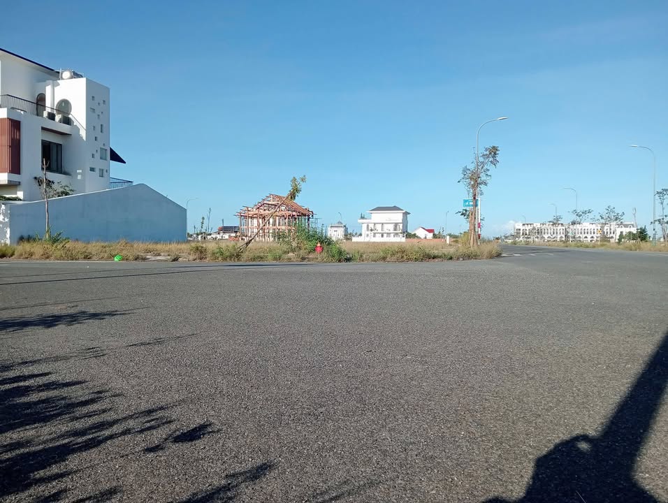 Đất góc 2 mặt tiền Biệt Thự Bà Điều, Phú Yên 350m² giá 8.1 tỷ - Vị trí đắc địa!