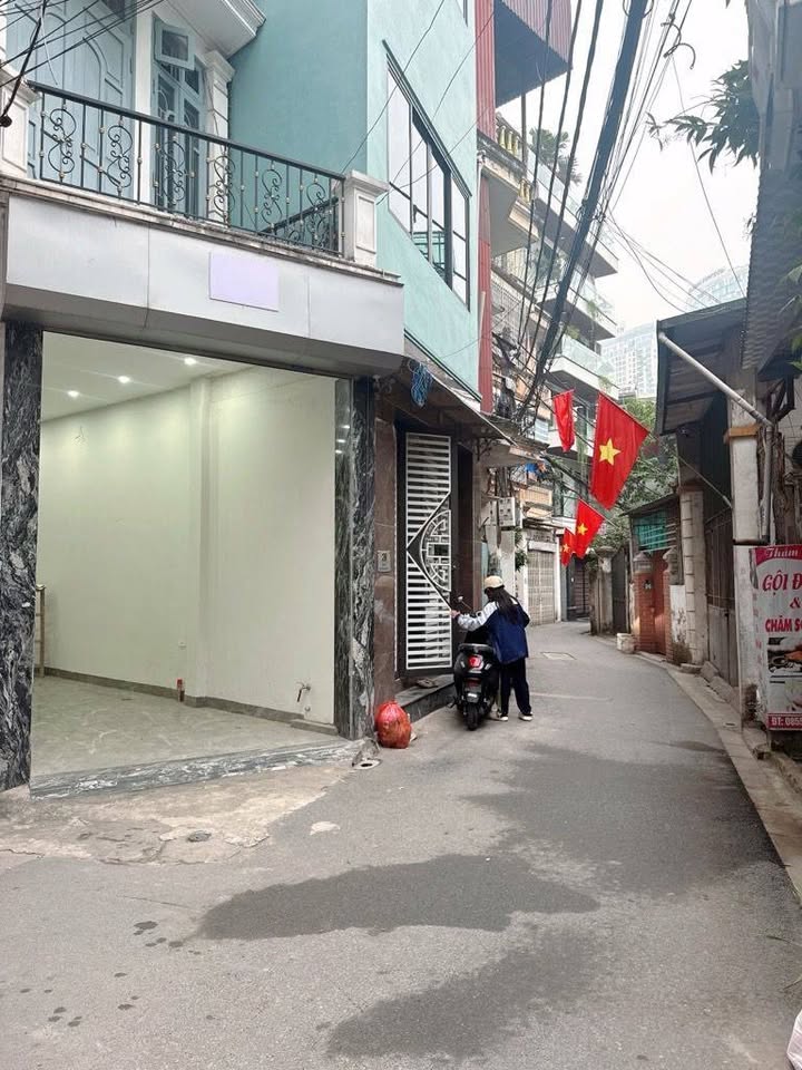 Nhà đẹp Nguyễn Văn Cừ, Long Biên 52m² giá 13.5 tỷ - Ô tô vào tận nhà, sẵn sàng ở ngay!