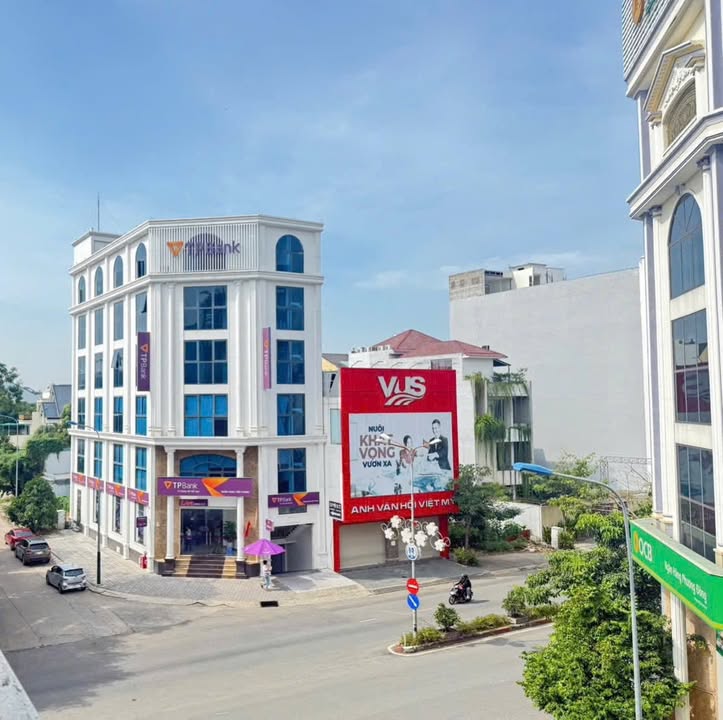 Toà nhà FrontHouse 3 tầng đường Số 9 Dĩ An 250m² giá 35 tỷ - Vị trí đắc địa