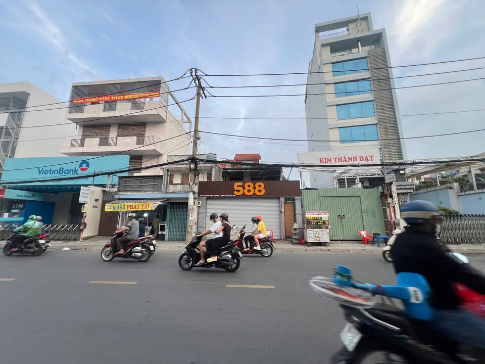 Bán nhà phố 588 Lê Quang Định, Quận Gò Vấp, 621m² - Vị trí đẹp ngay Phạm Văn Đồng!