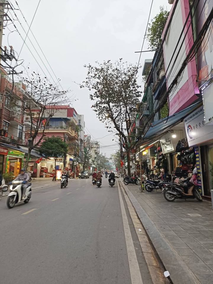 Nhà mặt tiền đường Lê Hồng Phong, Nam Định 100m² giá 12 tỷ - Đầu tư sinh lời tuyệt vời!