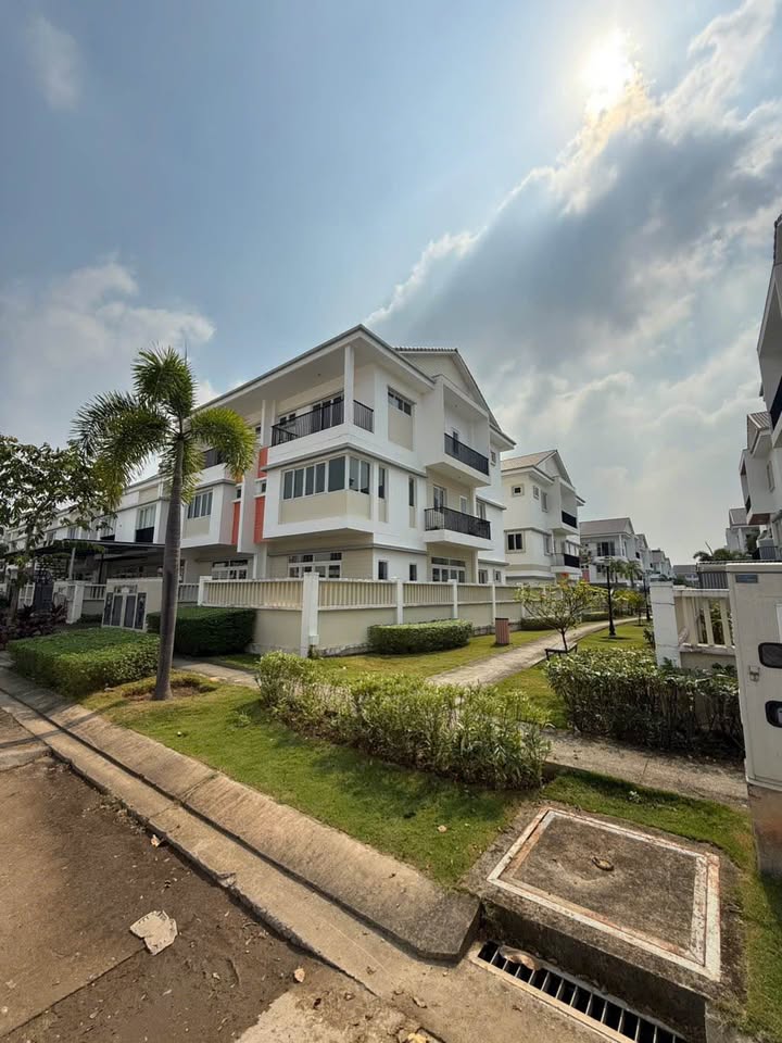 Townhouse Vườn Thiên Đàng 2, Bến Cát 180m² giá 4 tỷ - Căn góc VIP, đầy đủ tiện ích!