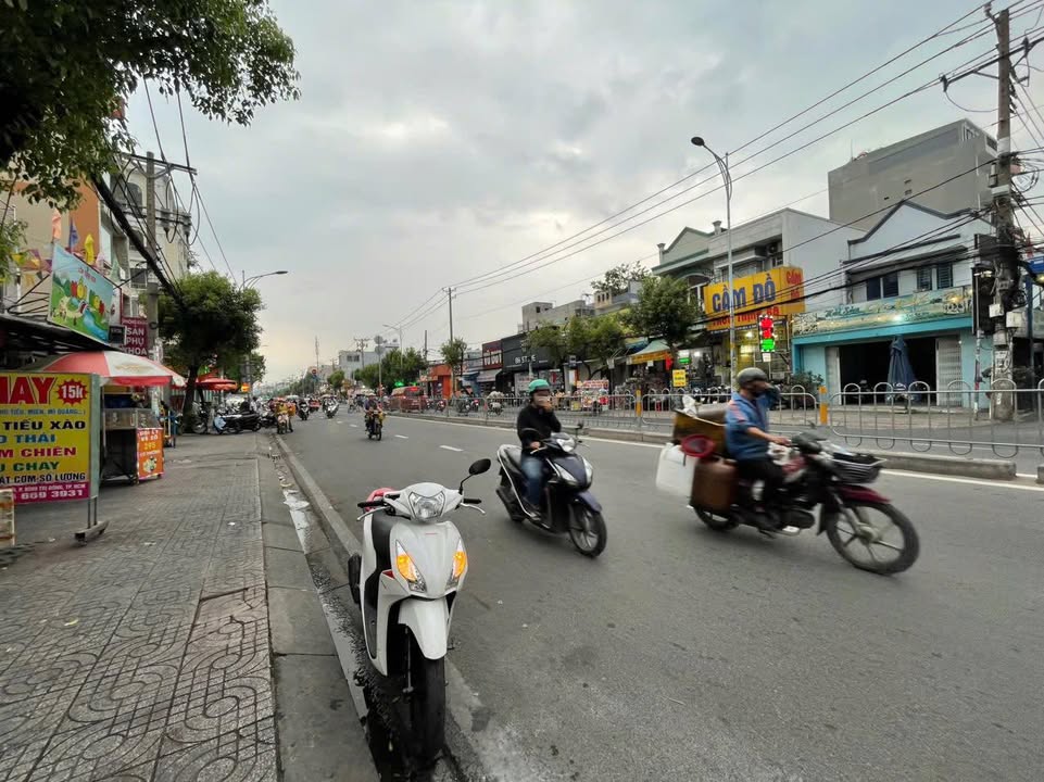 Nhà cấp 4 mặt tiền đường Lê Văn Quới, 96m² giá 13.8 tỷ - Đang cho thuê