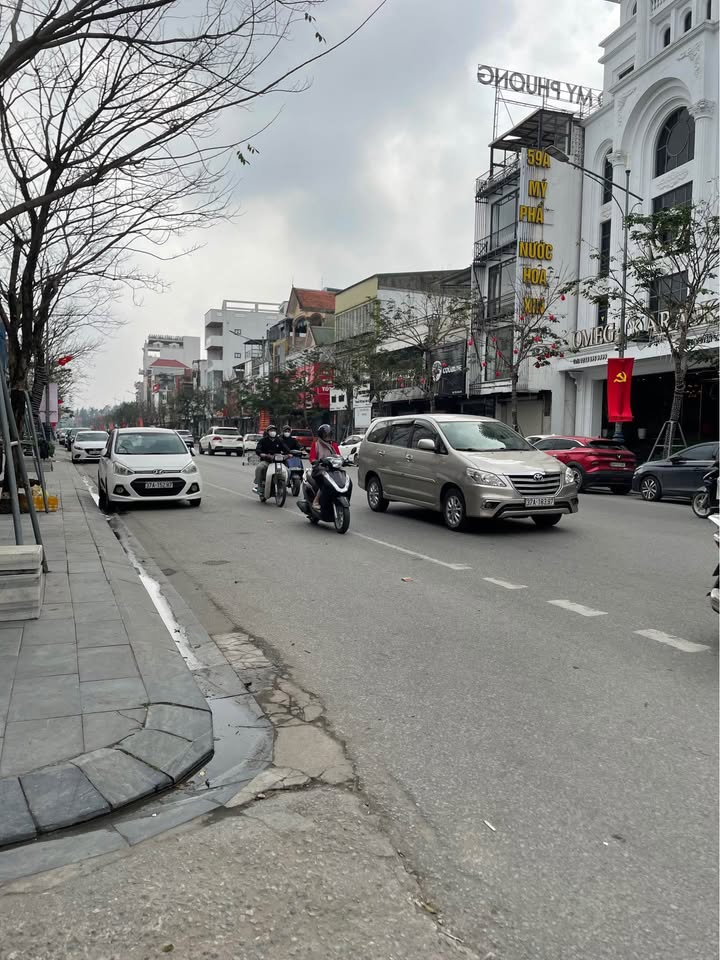 Nhà lô góc 52m² mặt đường Nguyễn Văn Cừ - Đầu tư sinh lời ngay!