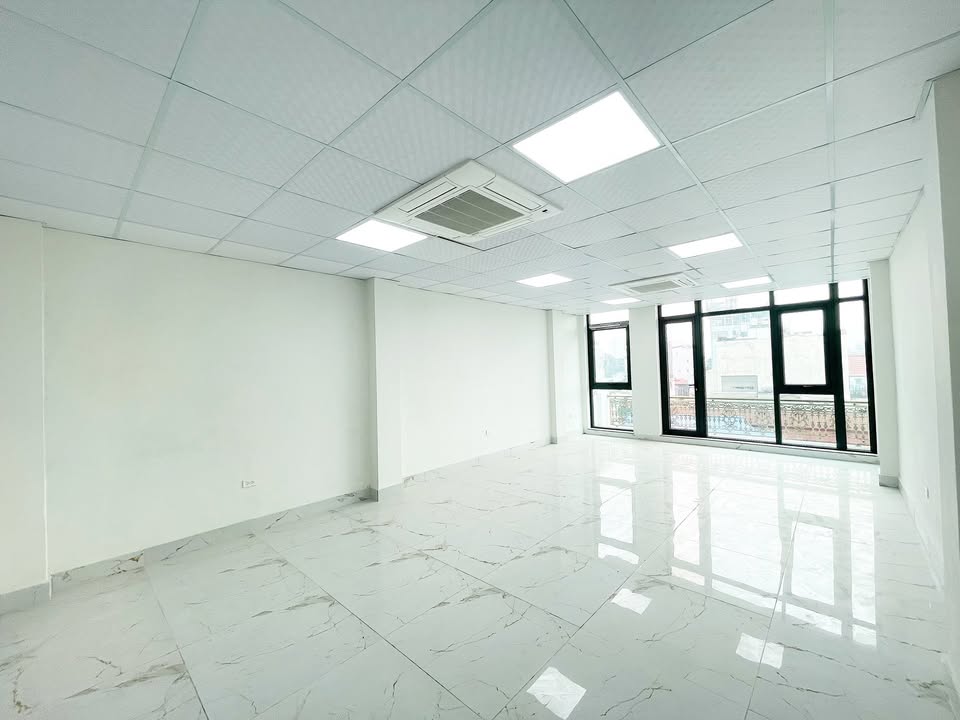 Văn phòng cho thuê Hoàng Cầu, Đống Đa 65m² chỉ 11 triệu - View đẹp, tiện ích đầy đủ!