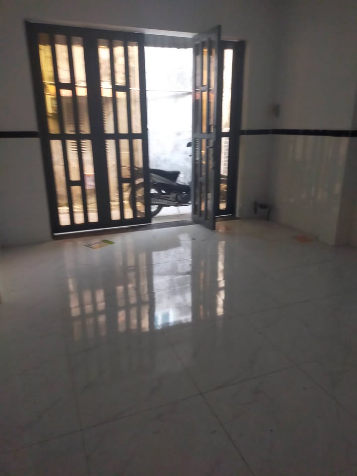 Nhà phố Hóc Môn 32m² giá 1.4 tỷ - Sổ hồng chính chủ, thương lượng ngay!