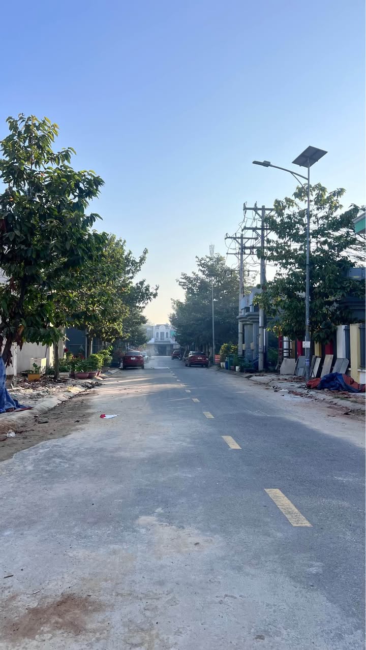 Nhà phố Tân Hiệp, Tân Uyên 67.5m² giá 2.3 tỷ - Full nội thất gỗ cao cấp!