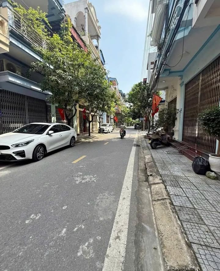 Nhà 3 tầng mặt đường Lê Ngọc Hân, Nam Định, 80m² - Giá thương lượng hấp dẫn!