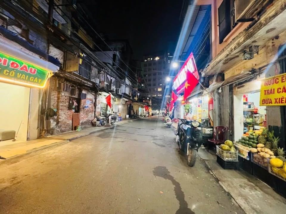 Nhà mặt phố Đống Đa 100m² giá 10 tỷ - Kinh doanh sầm uất!