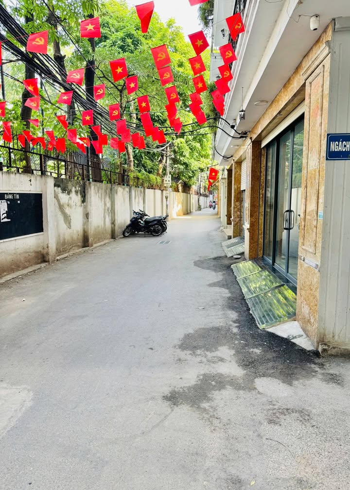 Nhà bán Cầu Giấy 45m² giá 15.7 tỷ - Thiết kế hiện đại, thang máy tiện nghi!