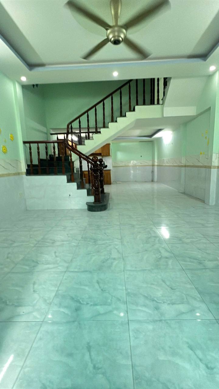 Nhà phố Tân Đông Hiệp 60m² giá 3.5 tỷ - Sân để xe hơi thoải mái!