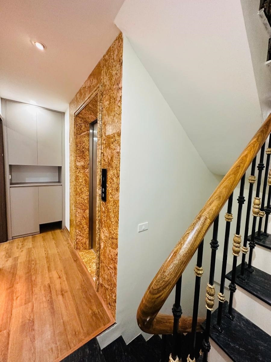 Nhà phố Đội Cấn, Ba Đình 32m² giá 9.9 tỷ - Nhà mới với thang máy xịn