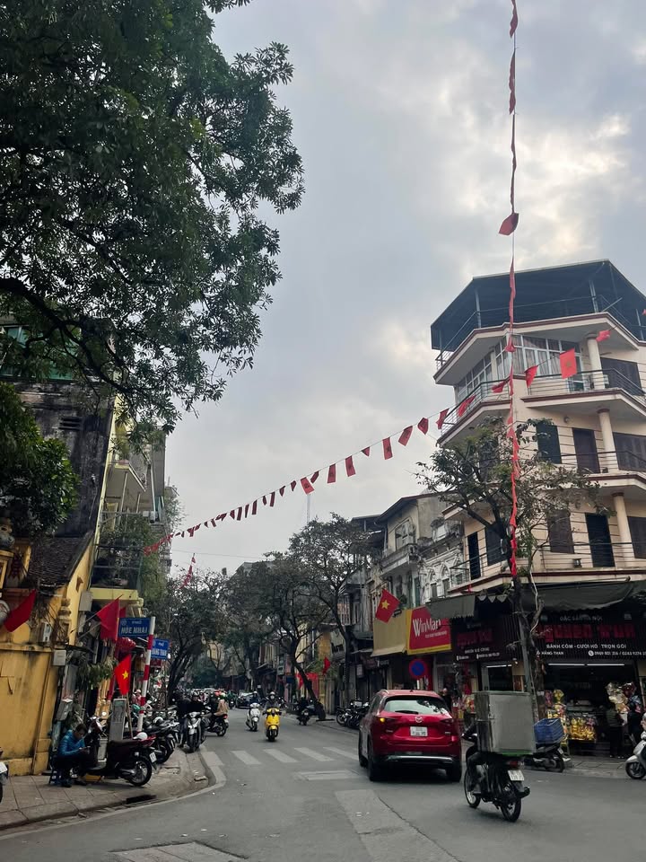 Nhà Ba Đình - Hoàng Hoa Thám 36m² giá thỏa thuận - Khu dân trí cao!